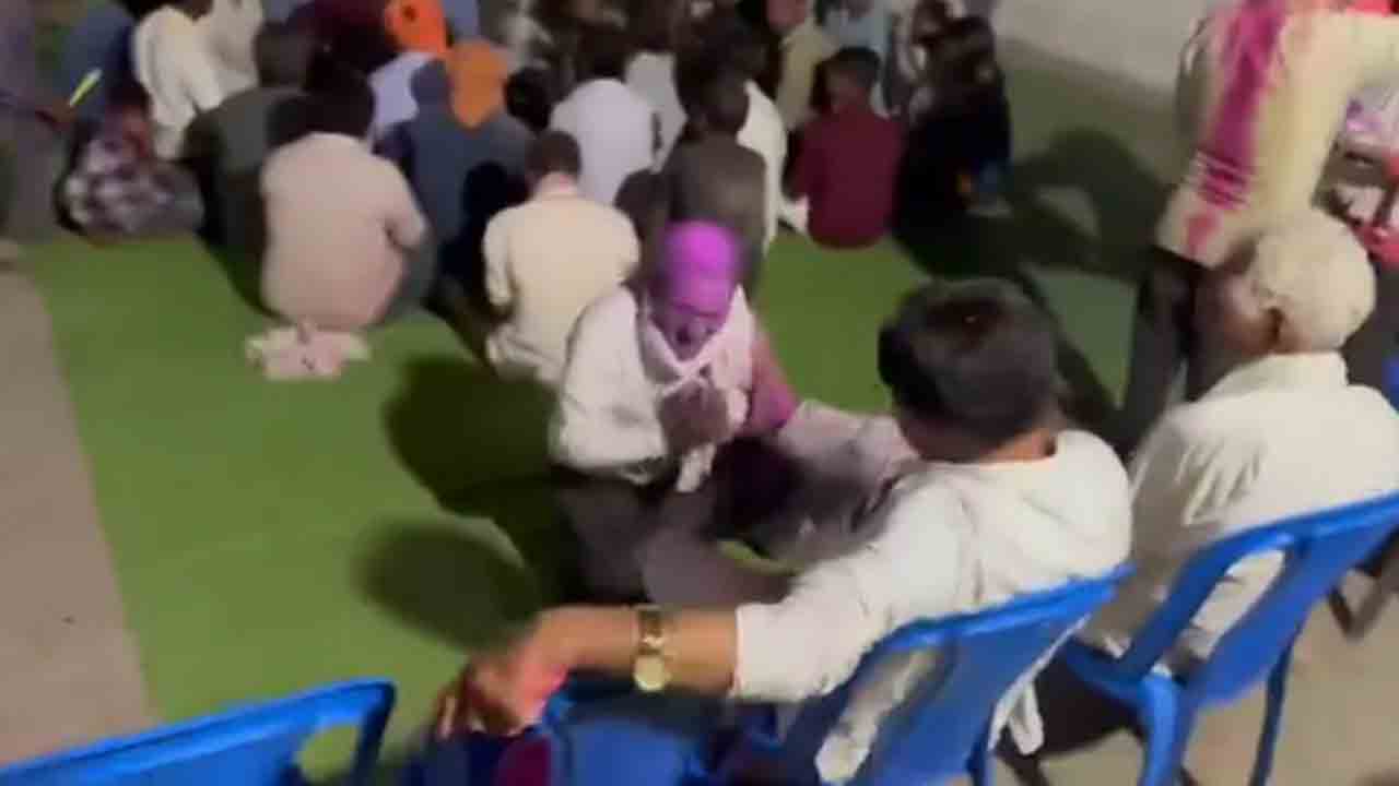 BJP Leaders Kicks Man | హోలీ సందర్భంగా వ్యక్తిని కాలితో తన్నిన బీజేపీ నేత..   వీడియో వైరల్‌