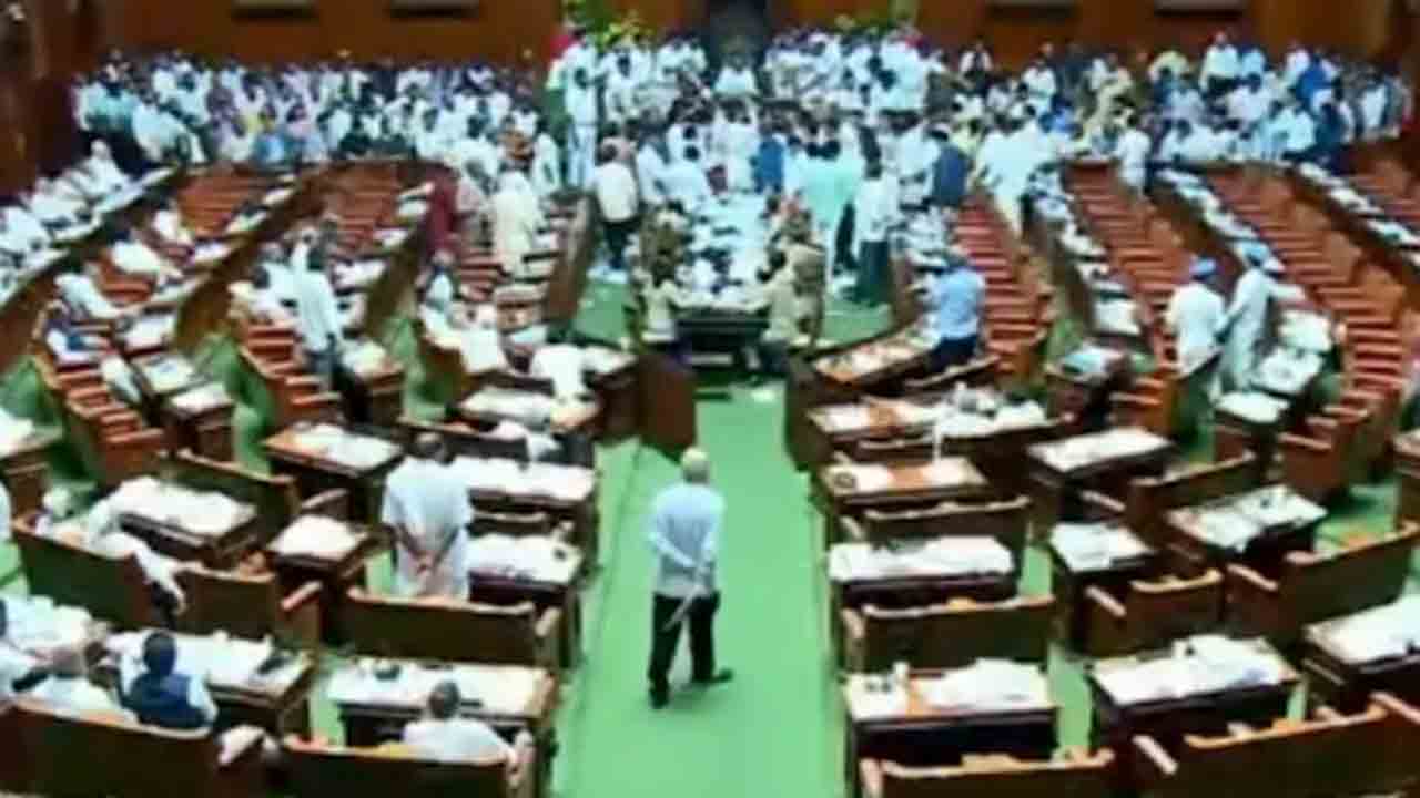 Muslim Quota | రణరంగంగా కర్ణాటక అసెంబ్లీ.. ముస్లిం కోటా బిల్లు ప్రతులను చించి స్పీకర్‌పై వేసిన ప్రతిపక్షాలు