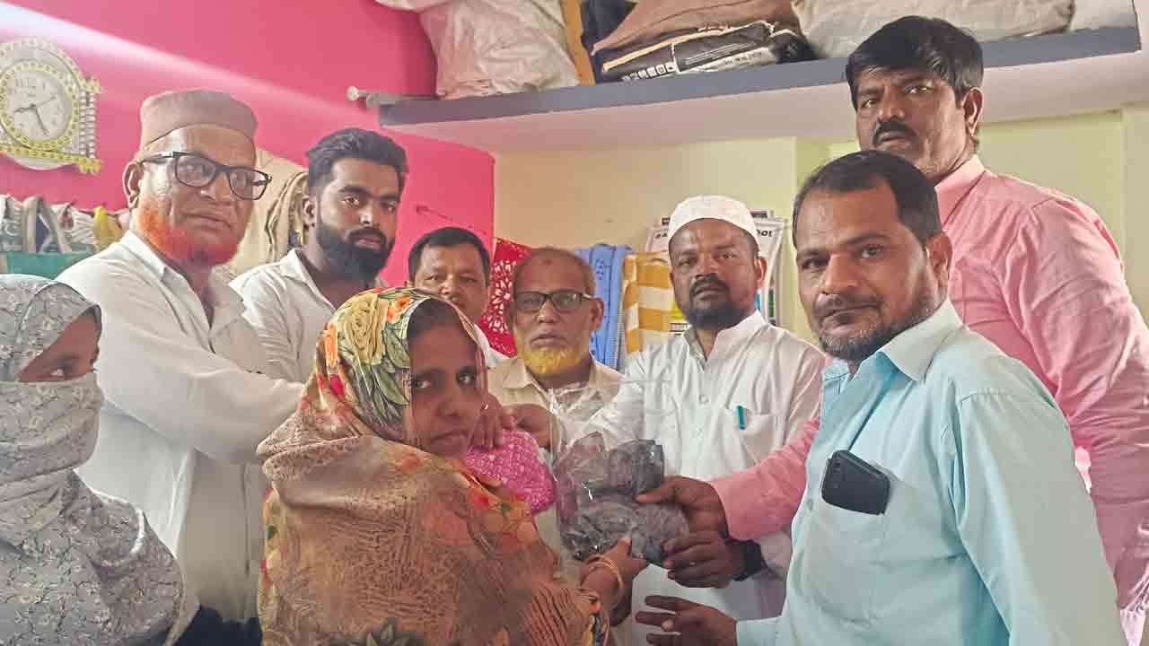 Muslims | ప్రభుత్వం నుంచి స్పందన కరువు.. పేద ముస్లింలకు దుస్తులు పంపిణీ చేస్తున్న దాతలు