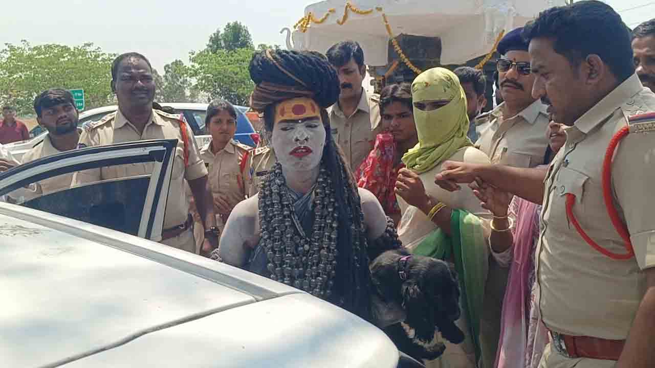 దర్గా కూల్చివేస్తానంటూ అఘోరీ హల్‌చల్‌.. ఉండవల్లి పోలీస్‌స్టేషన్‌కు తరలింపు