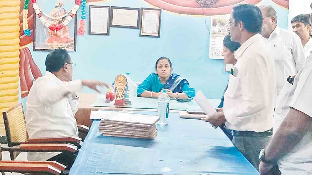 ప్రశ్నలెల బయటకొచ్చాయి?