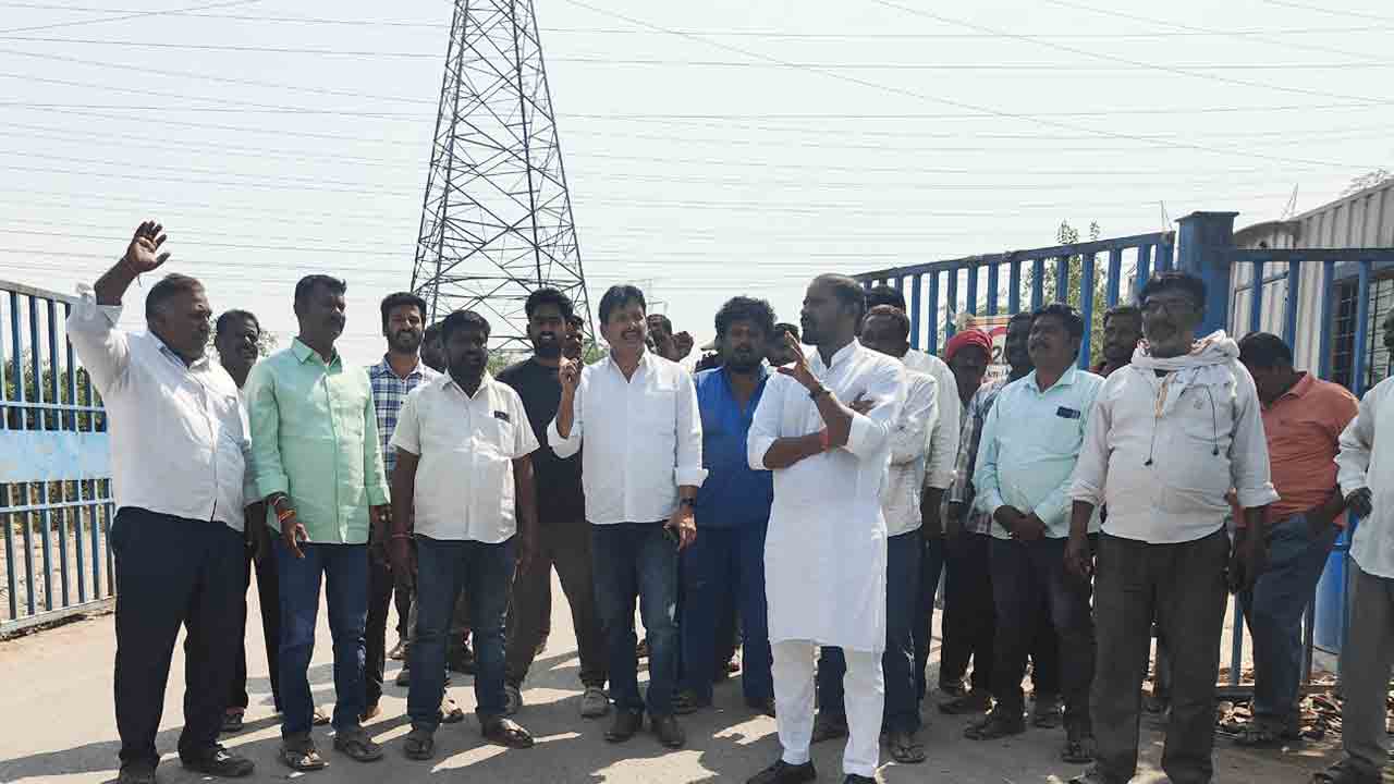 NTPC Ash Loading | ఎన్టీపీసీ బూడిద ఉచిత లోడింగ్‌ కోసం లారీ అసోసియేషన్‌ నిరసన..!