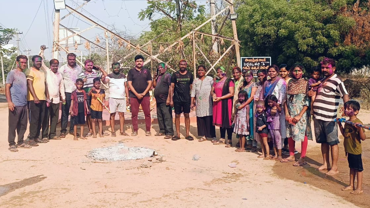 Holi celebrations | సాయిప్రియ కాలనీలో ఆనందోత్సాహాలతో హోలీ సెలెబ్రేషన్స్‌.. Video
