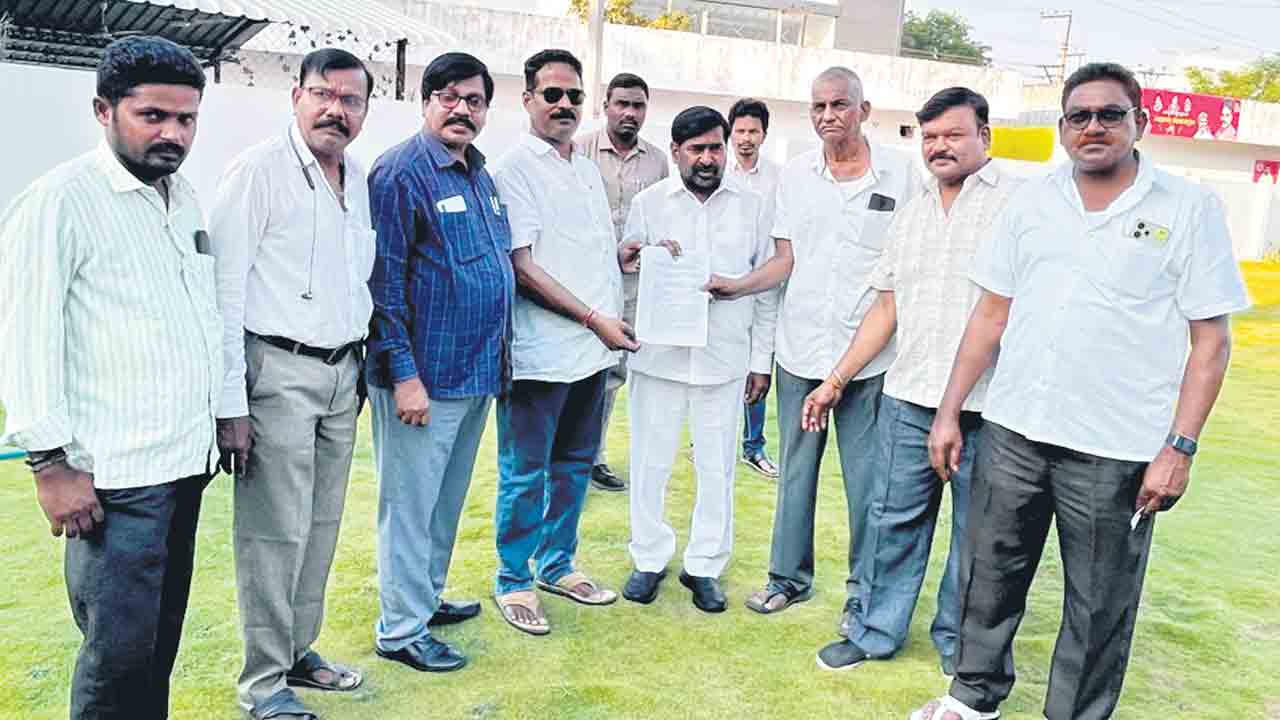 ఆర్టీసీ ఉద్యోగుల సమస్యలు అసెంబ్లీలో ప్రస్తావించాలి