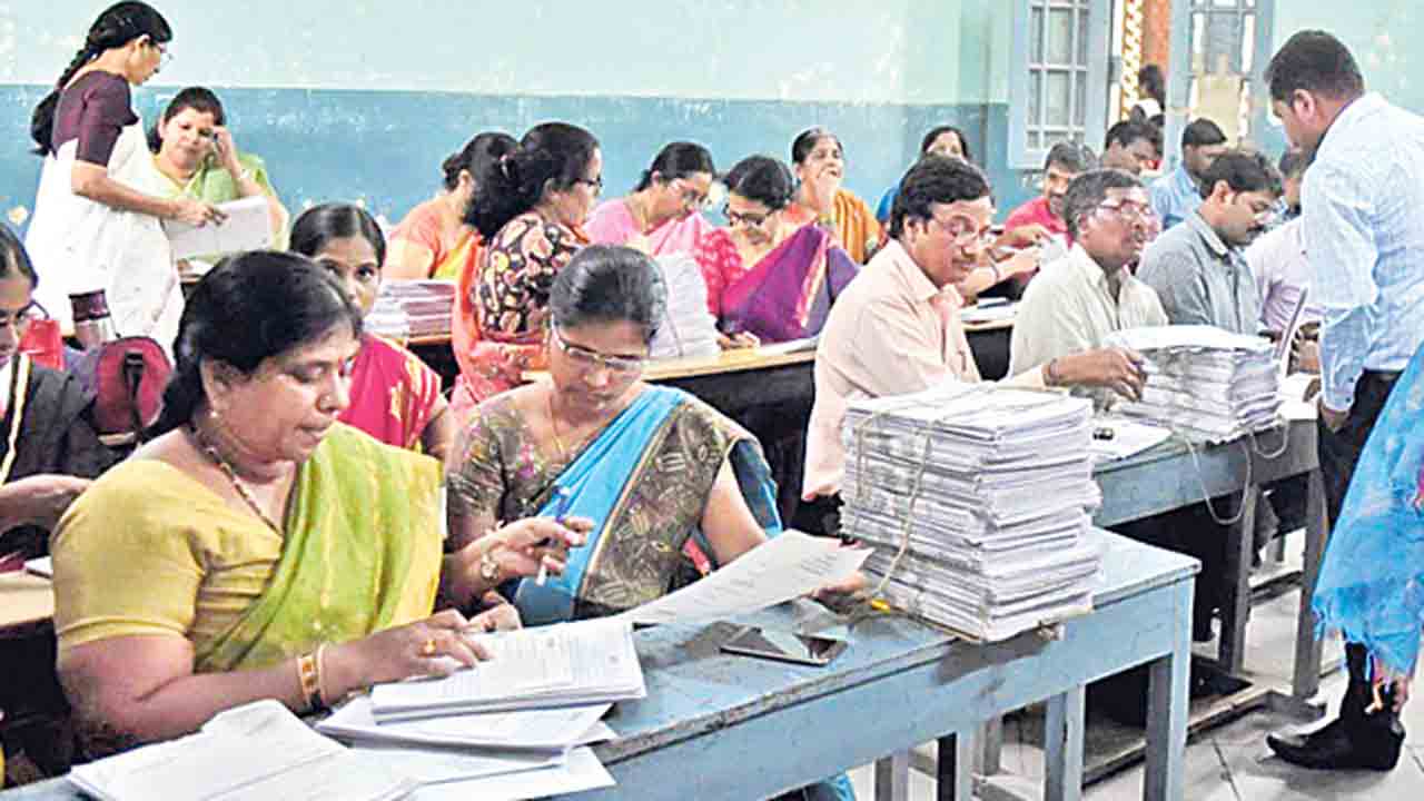 మూల్యాంకనం పారితోషికమేది?