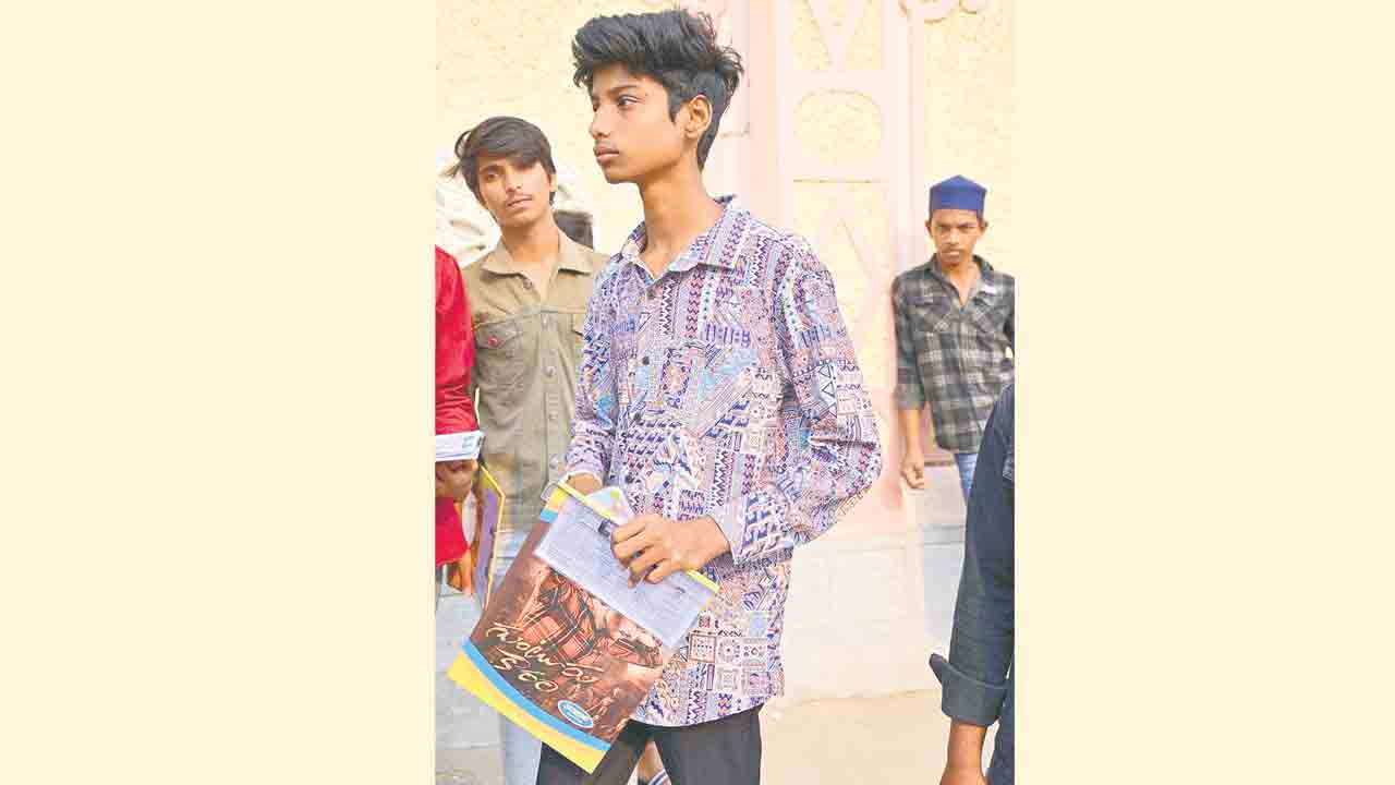 అమ్మ మరణాన్ని తట్టుకుని పదో తరగతి పరీక్షకు విద్యార్థి