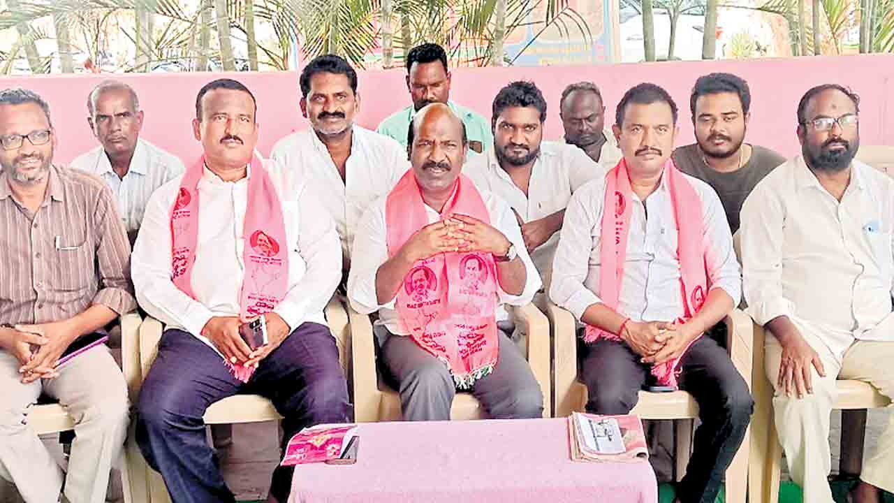 ఆంధ్రాకు నీళ్లు తరలిస్తుంటే చేతులు కట్టుకుంటున్నారు