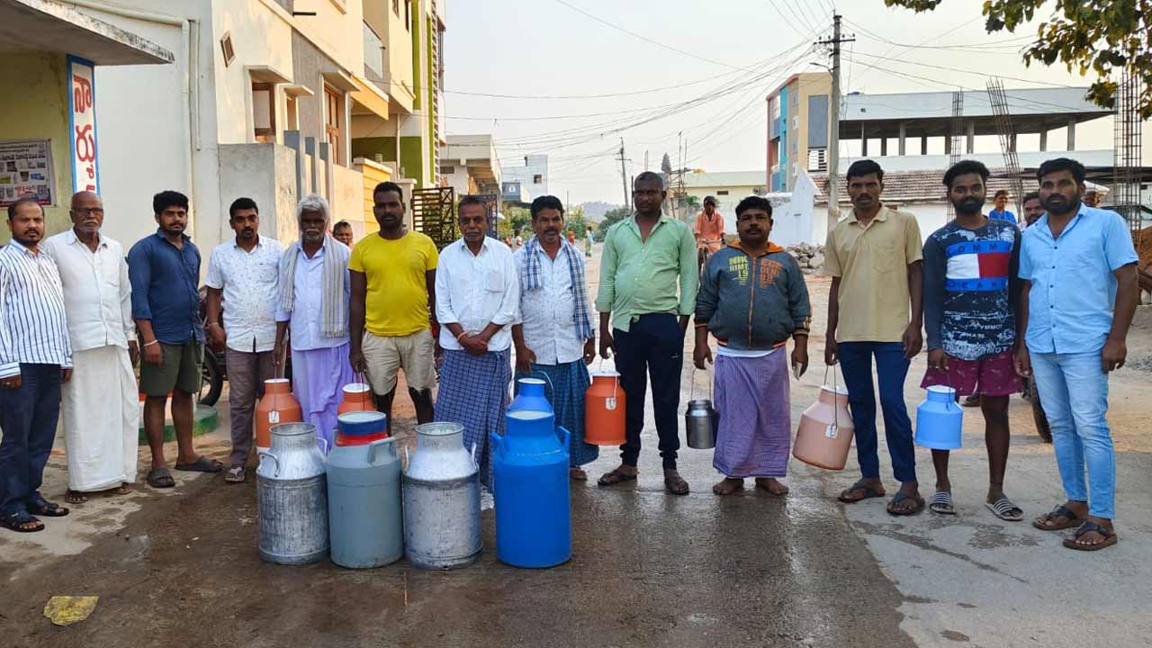 పాల బిల్లులు ఎగ్గొడుతరా?