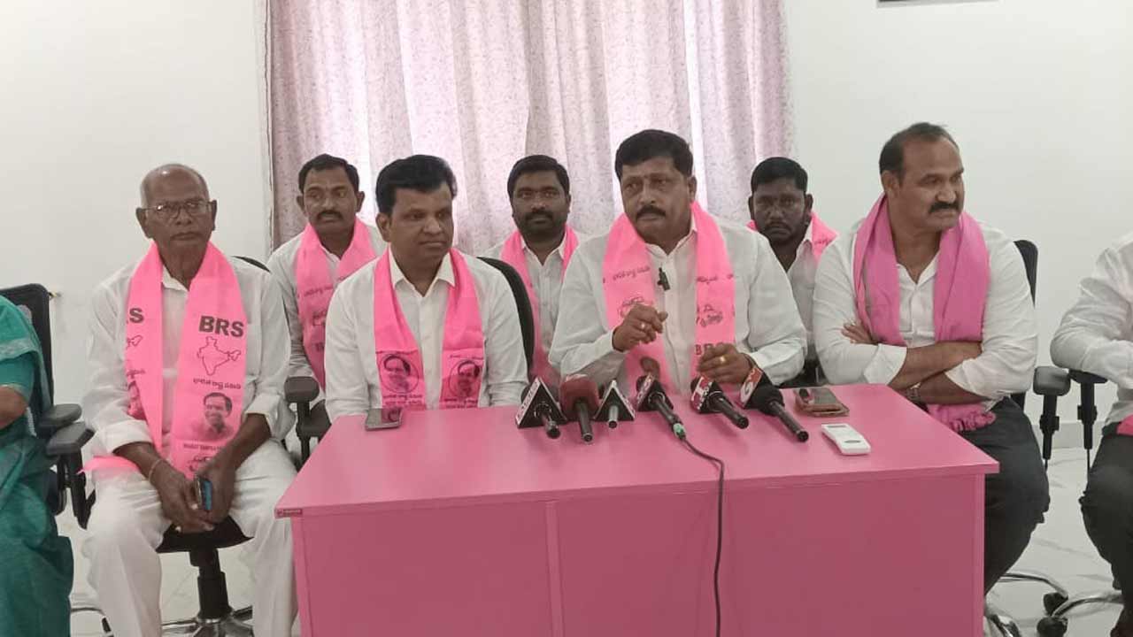 ప్రభుత్వ చేతగానితనాన్ని ఎండగట్టాలి