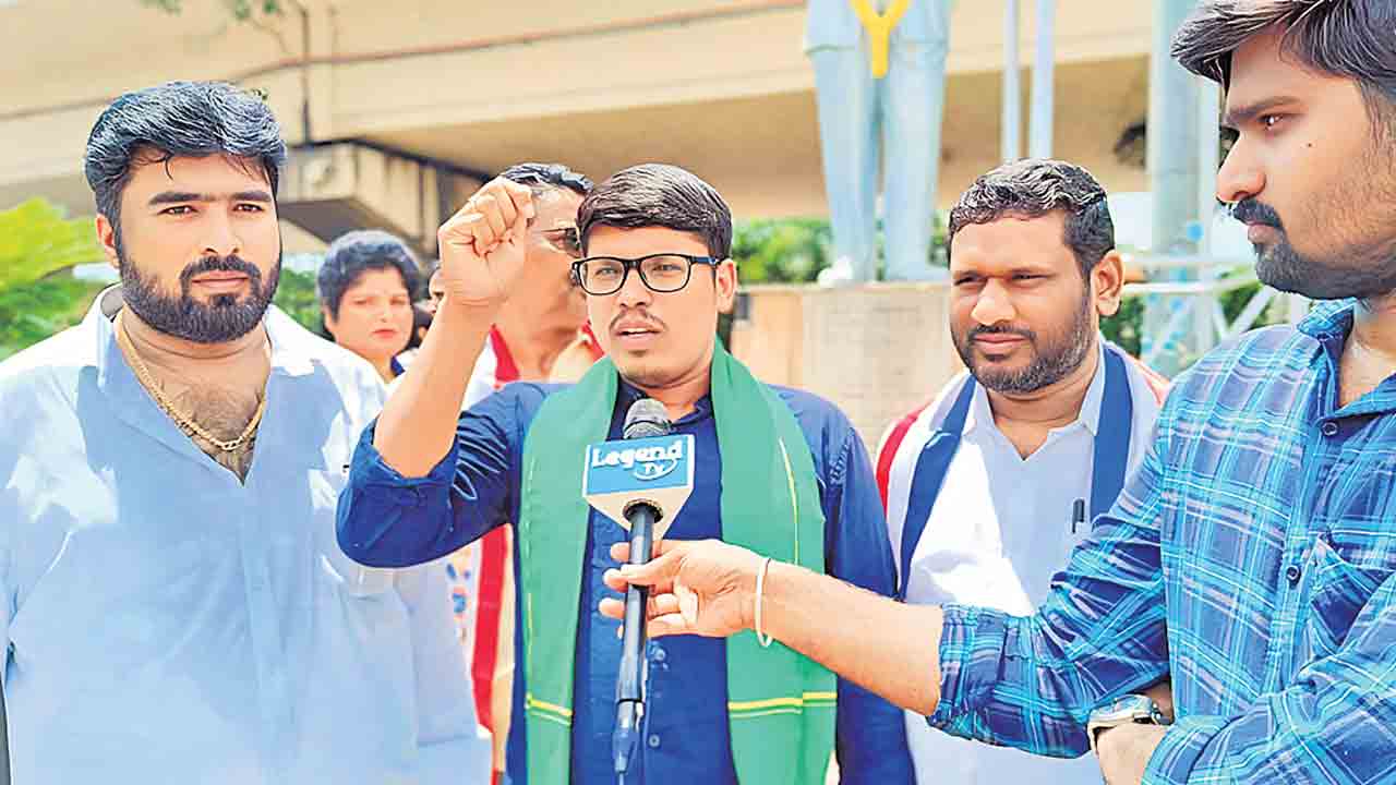 లంబాడీలకు మంత్రి పదవి ఇవ్వకపోతే..