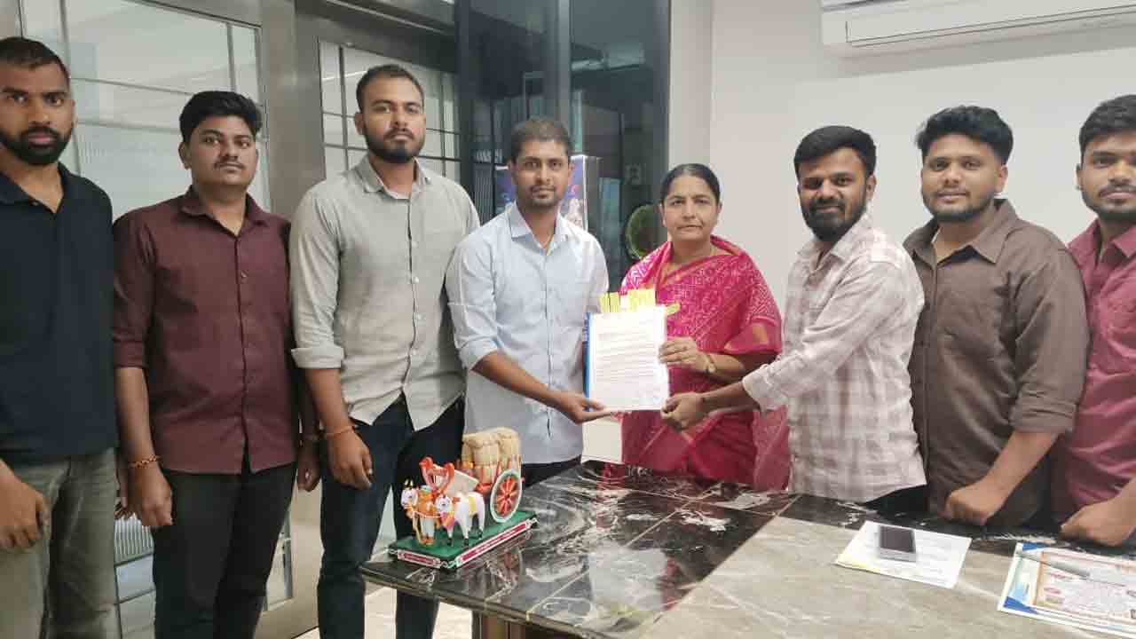 Narsapur Division | నర్సాపూర్‌ డివిజన్‌ను చార్మినార్‌ జోన్‌లో కలపాలి.. ఎమ్మెల్యే సునీతా లక్ష్మారెడ్డికి యువకుల విజ్ఞప్తి