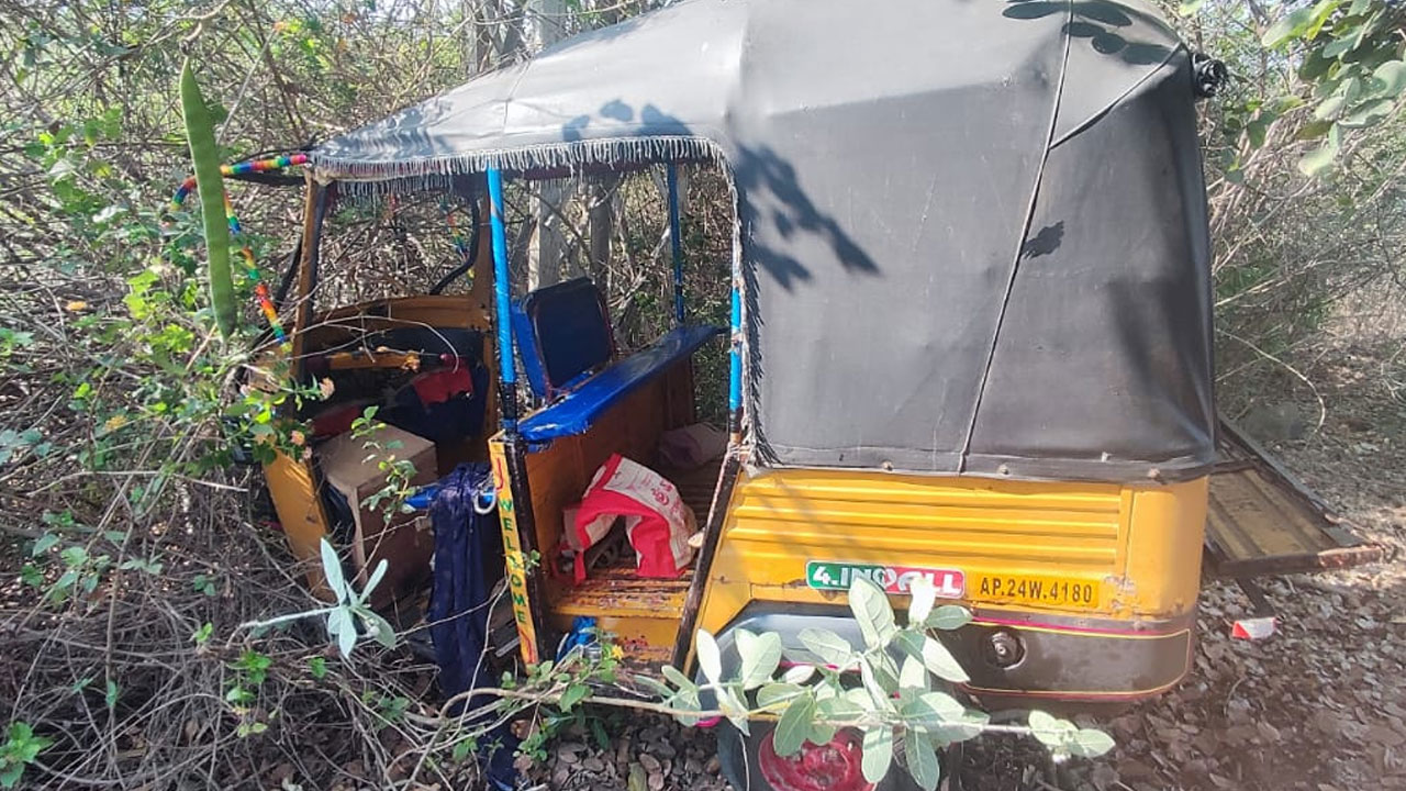 Nidamanur |  కూలీలతో వెళ్తున్న ఆటో బోల్తా.. పదిమంది మహిళలకు గాయాలు