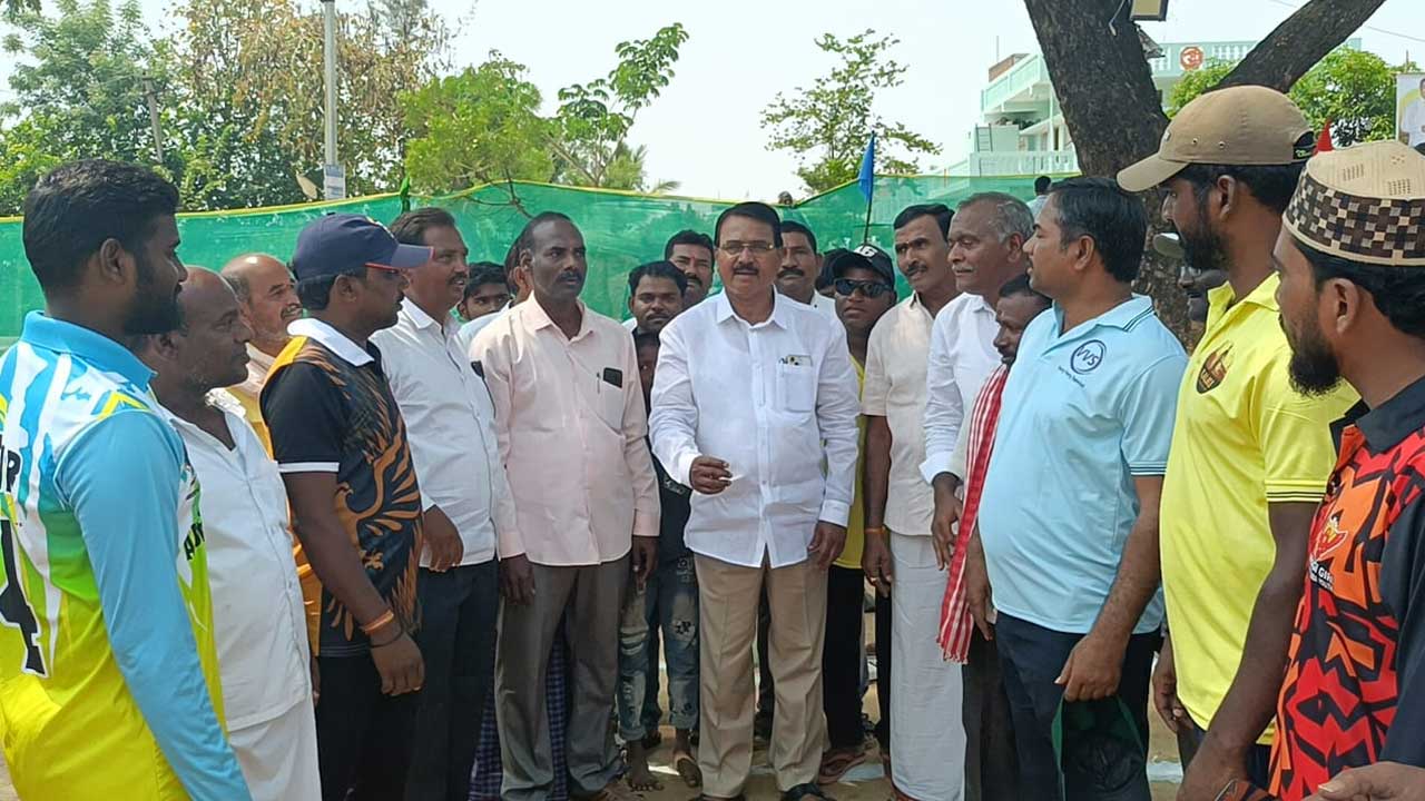 క్రీడల వల్ల స్నేహభావం, ఐక్యత పెరుగుతాయి : మాజీ మంత్రి నిరంజన్ రెడ్డి