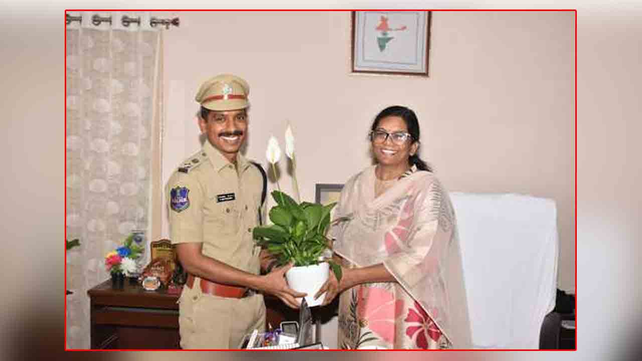 Police Commissioner | జిల్లా జడ్జిని మర్యాదపూర్వకంగా కలిసిన పోలీస్ కమిషనర్