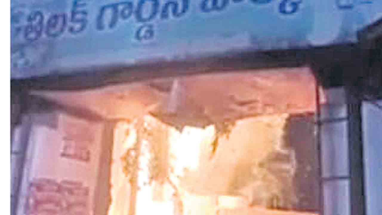 తిలక్గార్డెన్లో చెలరేగిన మంటలు