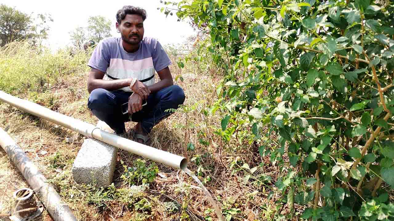 Nizampeta Farmer | రెండు బోర్లు వేసిన.. బొట్టు నీళ్లు పల్లేదంటూ నిజాంపేట యువ రైతు ఆవేదన
