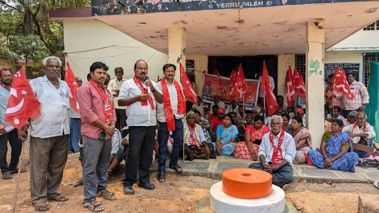 గ్యారెంటీల అమలుకు పోరాటాలు చేస్తాం..