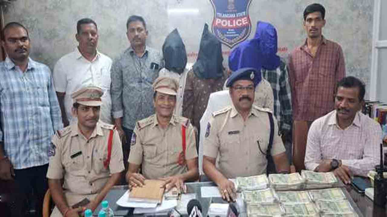 ACP Raja Venkat Reddy | చోరీలకు పాల్పడుతున్న దొంగల ముఠా అరెస్టు .. రూ. 10 లక్షలు స్వాధీనం : ఏసీపీ రాజా వెంకట్ రెడ్డి