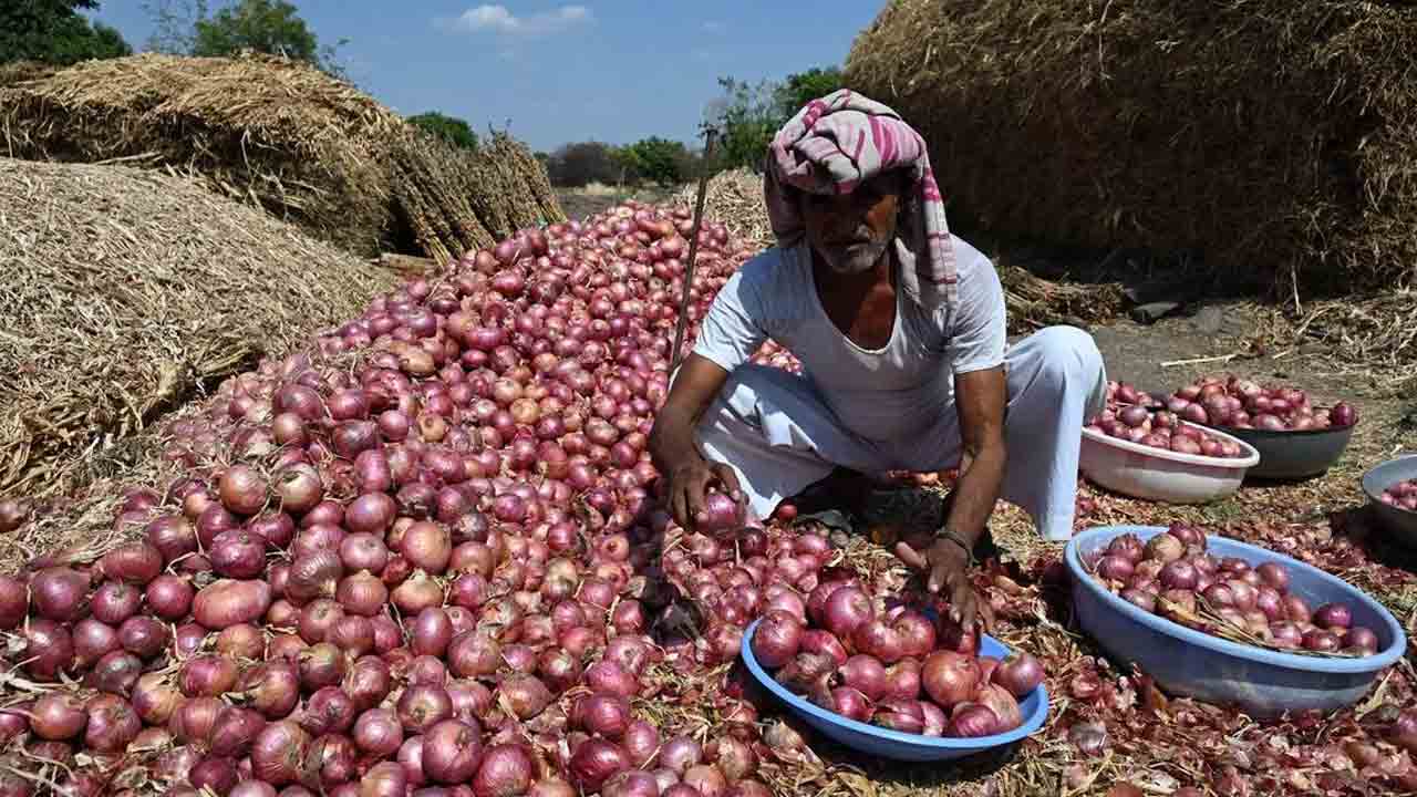 ఉల్లి రైతుల అరిగోస