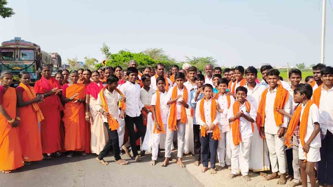 పల్లెగడ్డ నుండి మన్యంకొండకు శ్రీవారి భక్తుల పాదయాత్ర..!