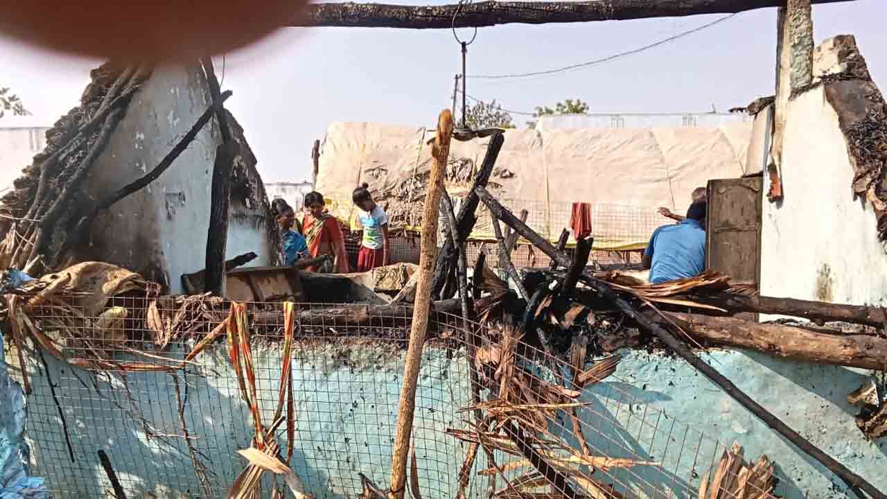 షాట్ షర్క్యూట్‌తో గుడిసె దగ్ధం.. రూ.2 లక్షల నగదుతోపాటు ఆస్తినష్టం..!