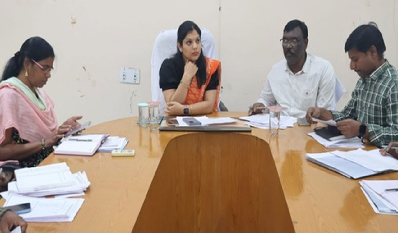 KARIMNAGAR | డీఆర్డిఏపై కలెక్టర్ దృష్టి..! యంత్రాంగం పనితీరుపై అసంతృప్తి