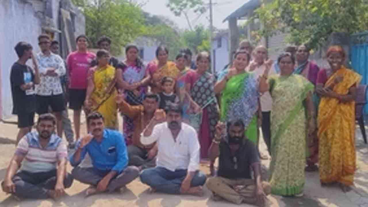 మండుటెండలో రామగుండంలో రోడ్డు కోసం నిరసన..