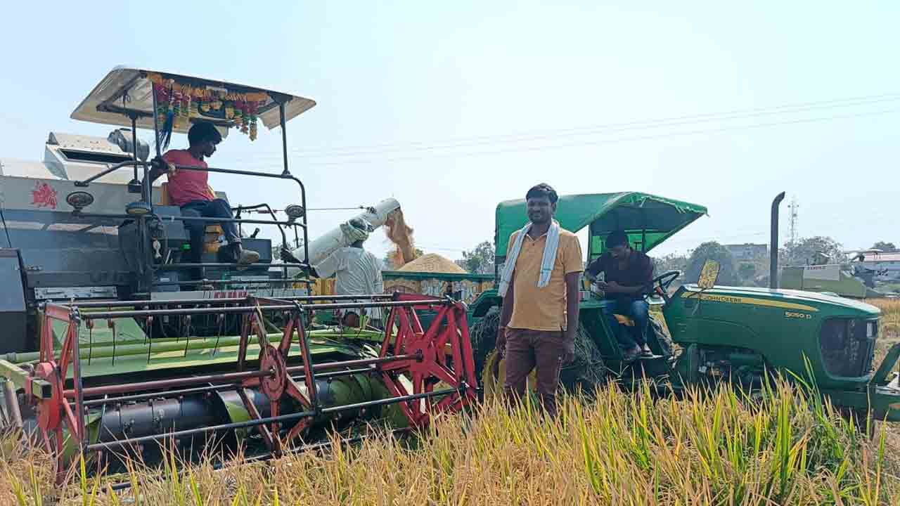 Paddy Harvesting | చందూర్ మండలంలో వరి కోతలు షురూ.. ప్రైవేట్ వ్యక్తులకు ధాన్యం విక్రయాలు