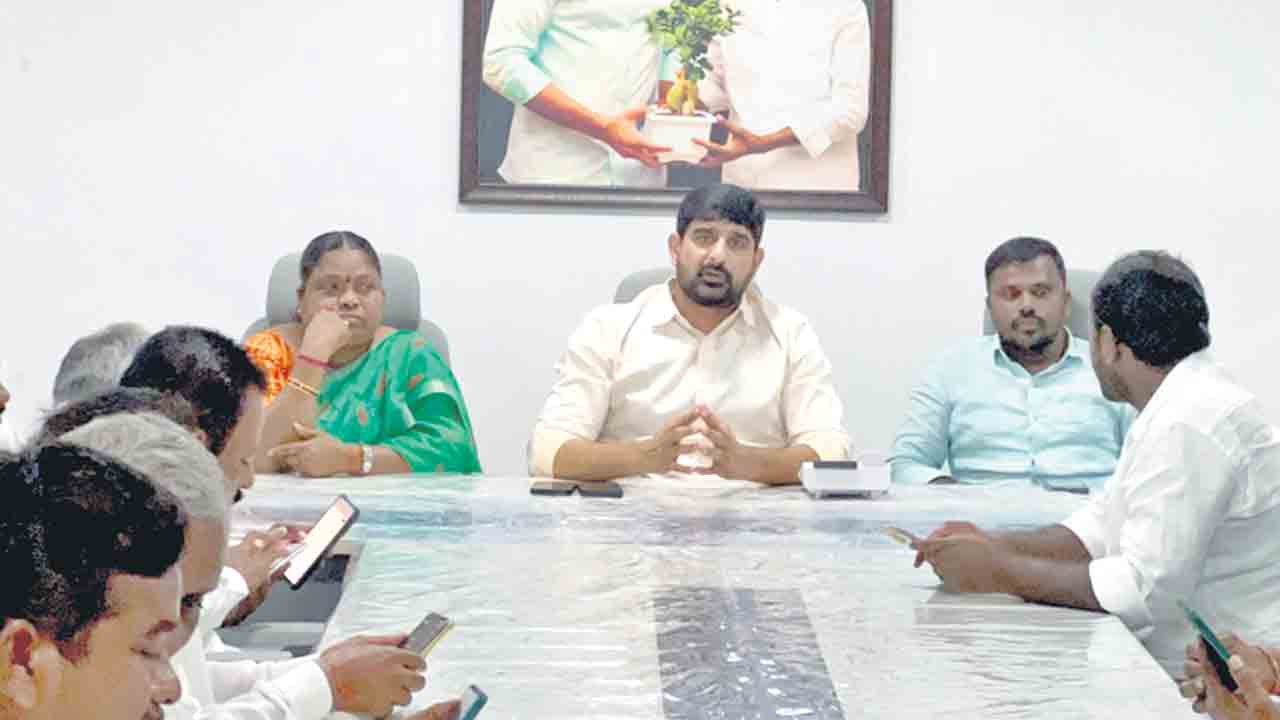 హామీలపై నిలదీద్దాం