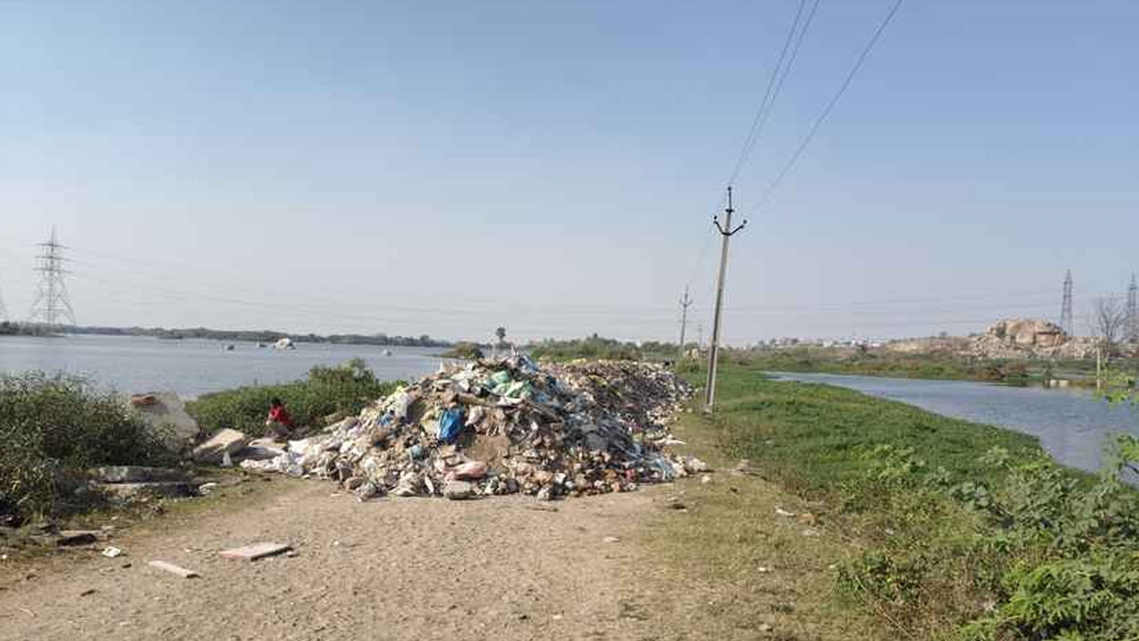Pahadi Shareef | చెరువుకు చెర.. రాత్రికిరాత్రే మట్టితో నింపేస్తున్న కబ్జారాయుళ్లు