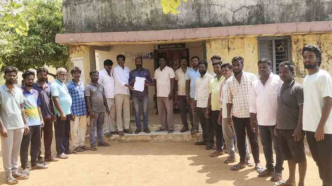 Panchayat Plots | కాంగ్రెస్ నాయకుల నుంచి పంచాయతీ ప్లాట్లను కాపాడాలని వినతి పత్రం అందజేత