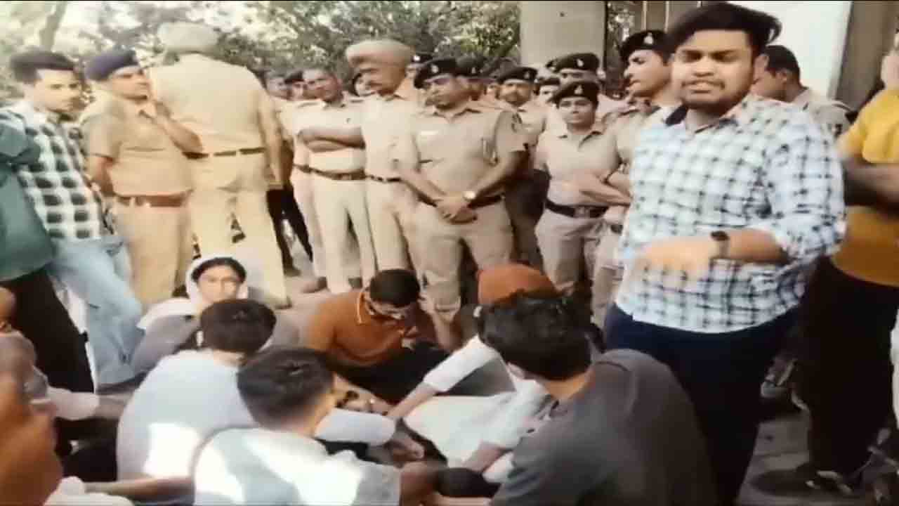 Panjab University Stabbing | మ్యూజిక్‌ కాన్సర్ట్‌లో విద్యార్థుల మధ్య ఘర్షణ..   కత్తిపోట్లలో ఒకరు మృతి, నలుగురికి గాయాలు
