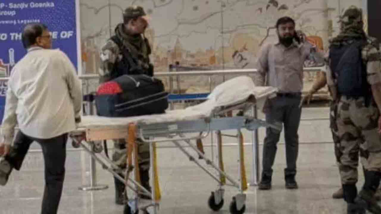 Passenger found dead | విమానం గాల్లో ఉండగా ప్రయాణికుడు మృతి