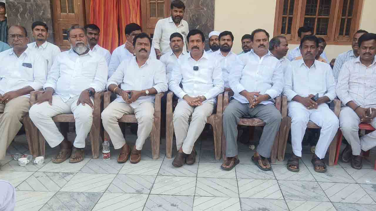 రైతుల కన్నీళ్లు సీఎంకు పట్టవా?