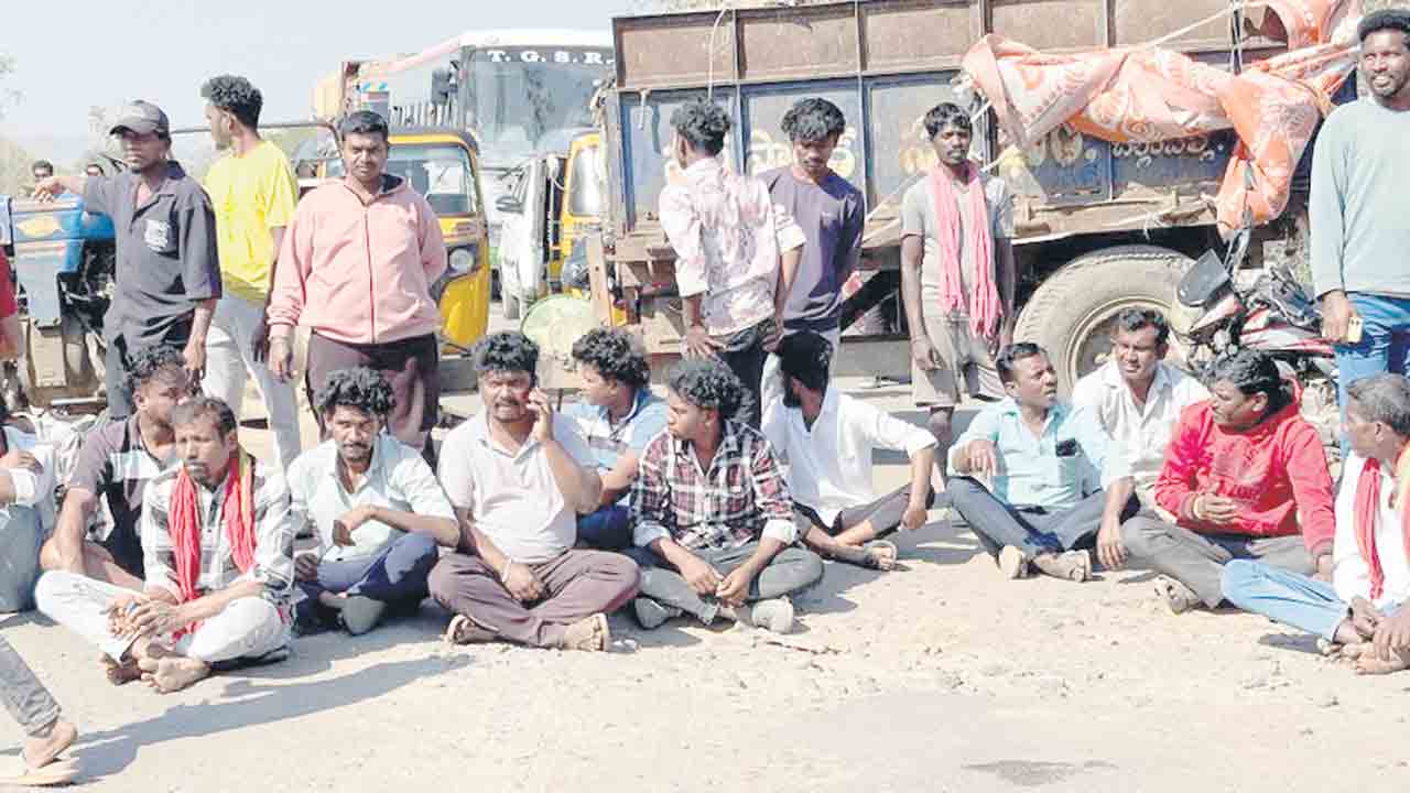 చెత్త వేయొద్దని చెబితే వినరా..?