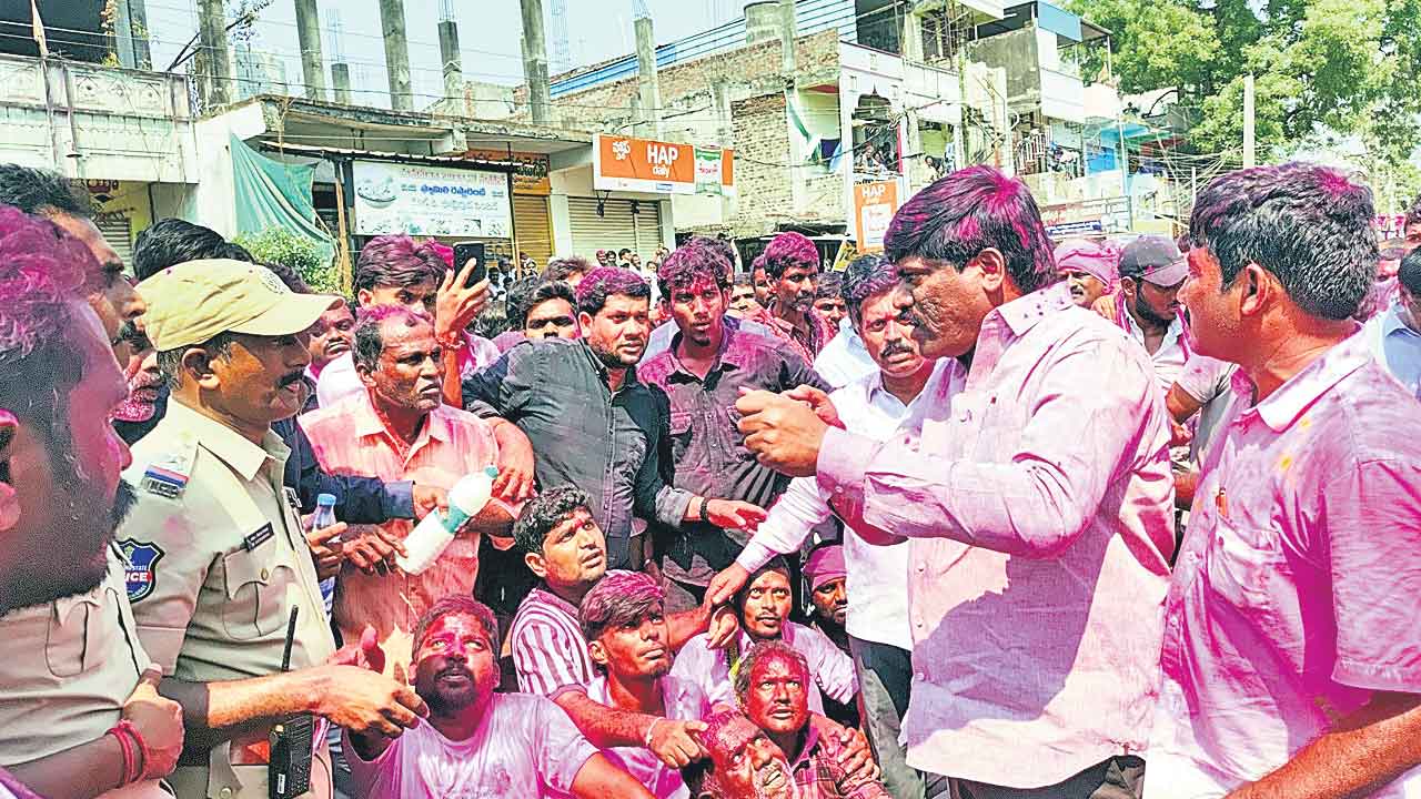 బీఆర్‌ఎస్‌ శ్రేణులపై లాఠీచార్జి