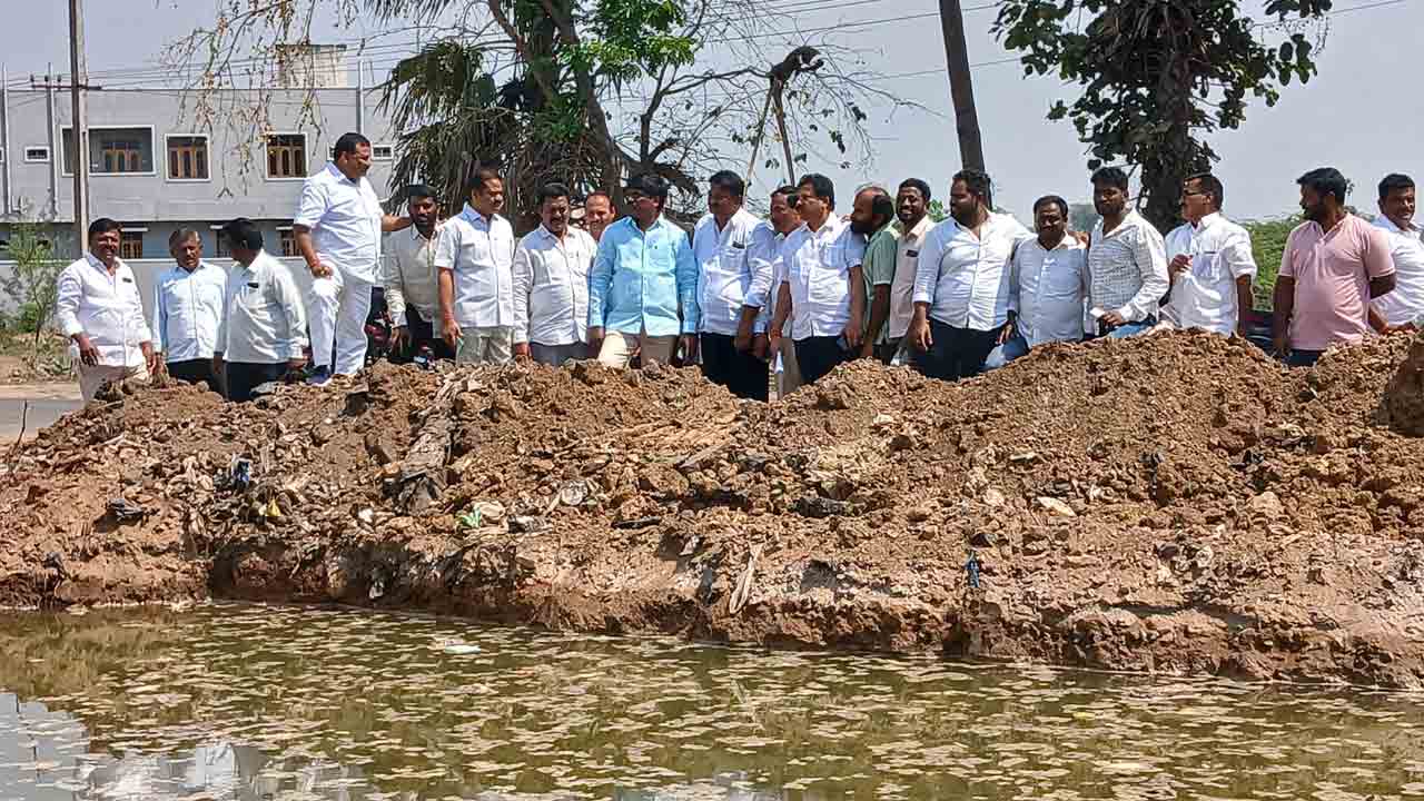 భూ కబ్జాలో అధికారులూ వాటాదారులే..