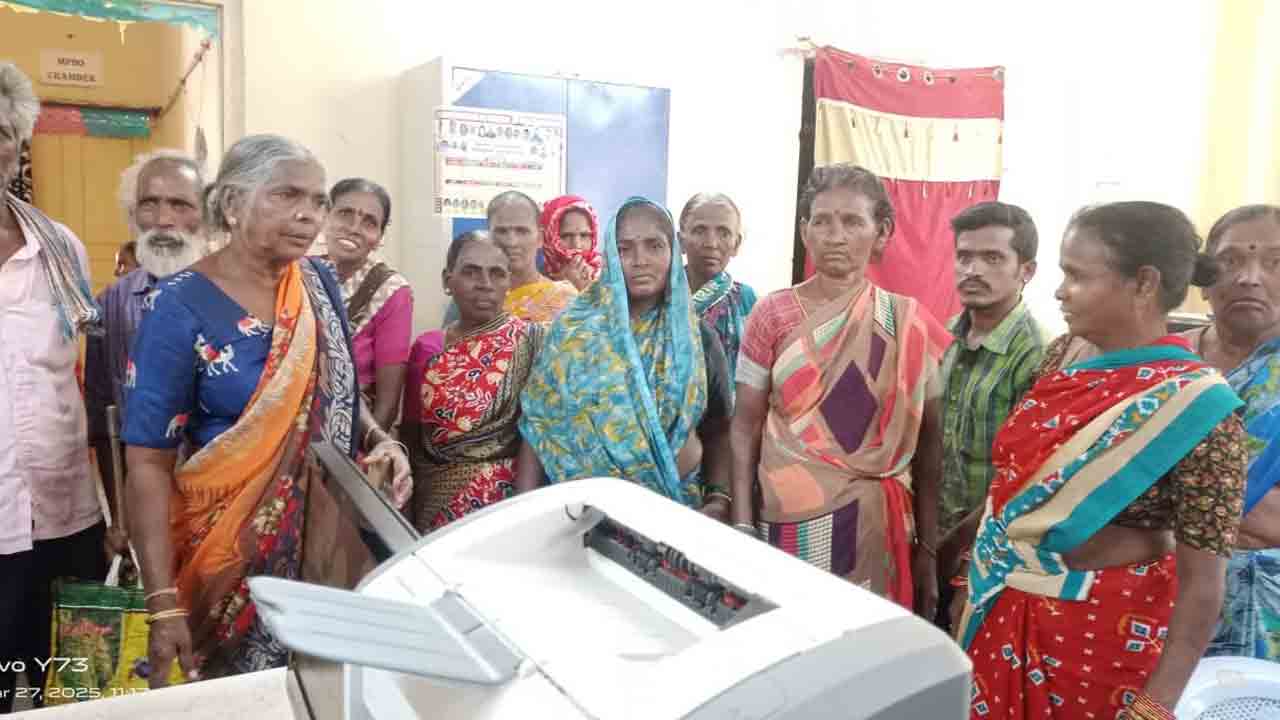 Pensioners | మూడు రోజులుగా ఆఫీసుల చుట్టూ తిరుగుతూ.. పింఛన్‌ దారుల పడిగాపులు