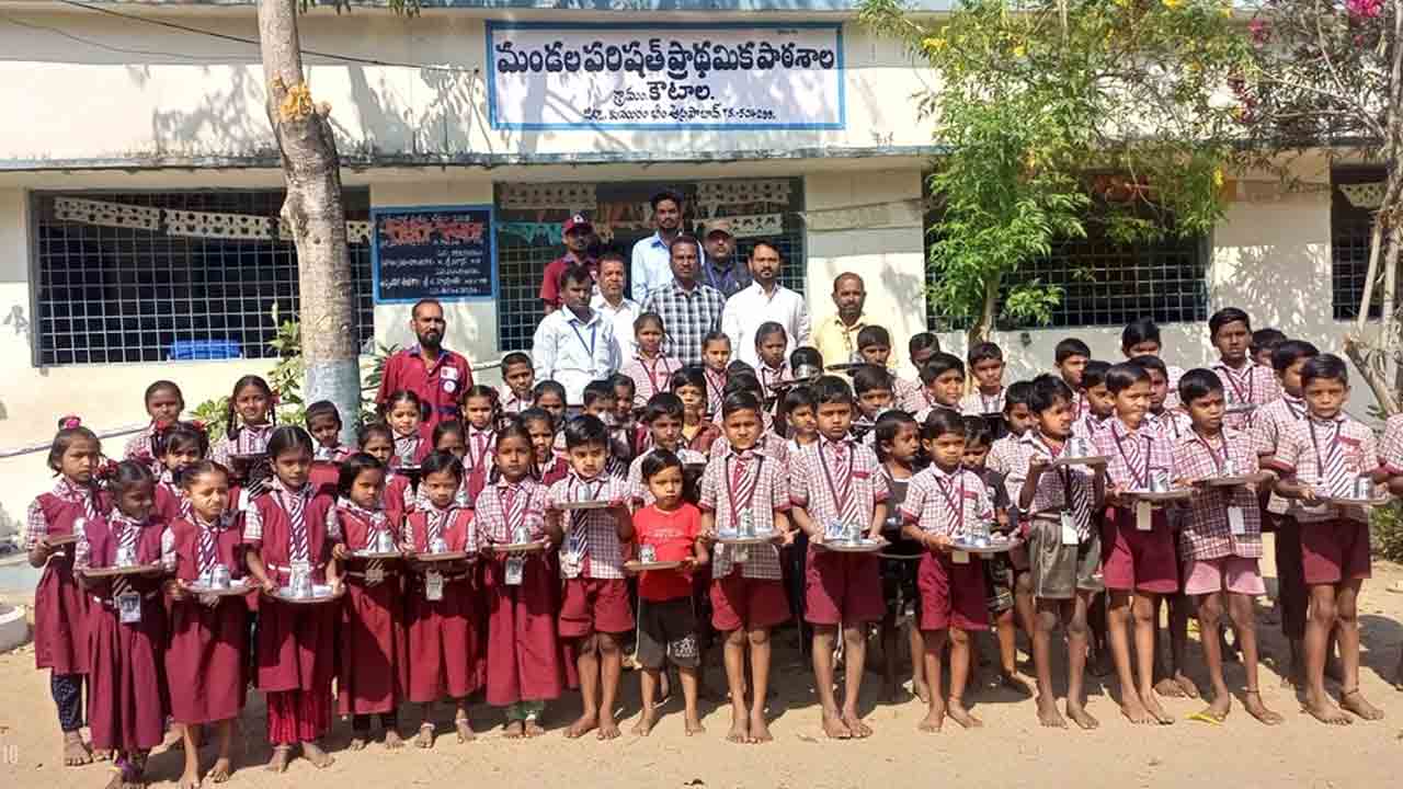 Womens Day | విద్యార్థులకు ప్లేట్లు, గ్లాసులు పంపిణీ చేసిన హెచ్‌పీ గ్యాస్ డీలర్