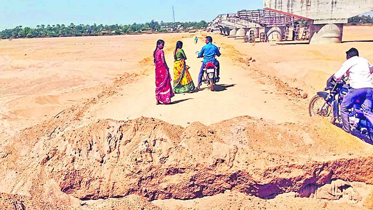 మానేరు వాగులో రోడ్డుపై గుంతలు