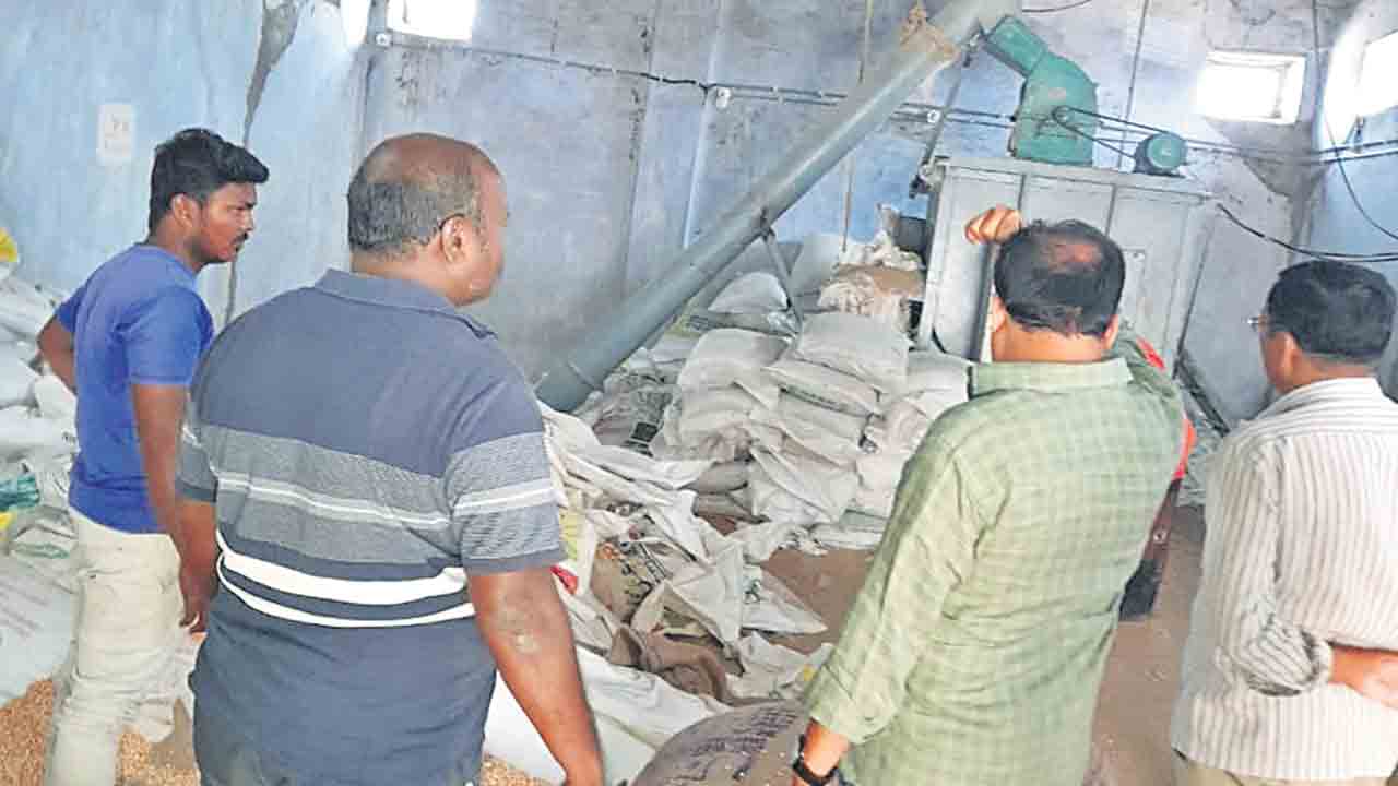 109 బస్తాల కోళ్లదాణా పట్టివేత