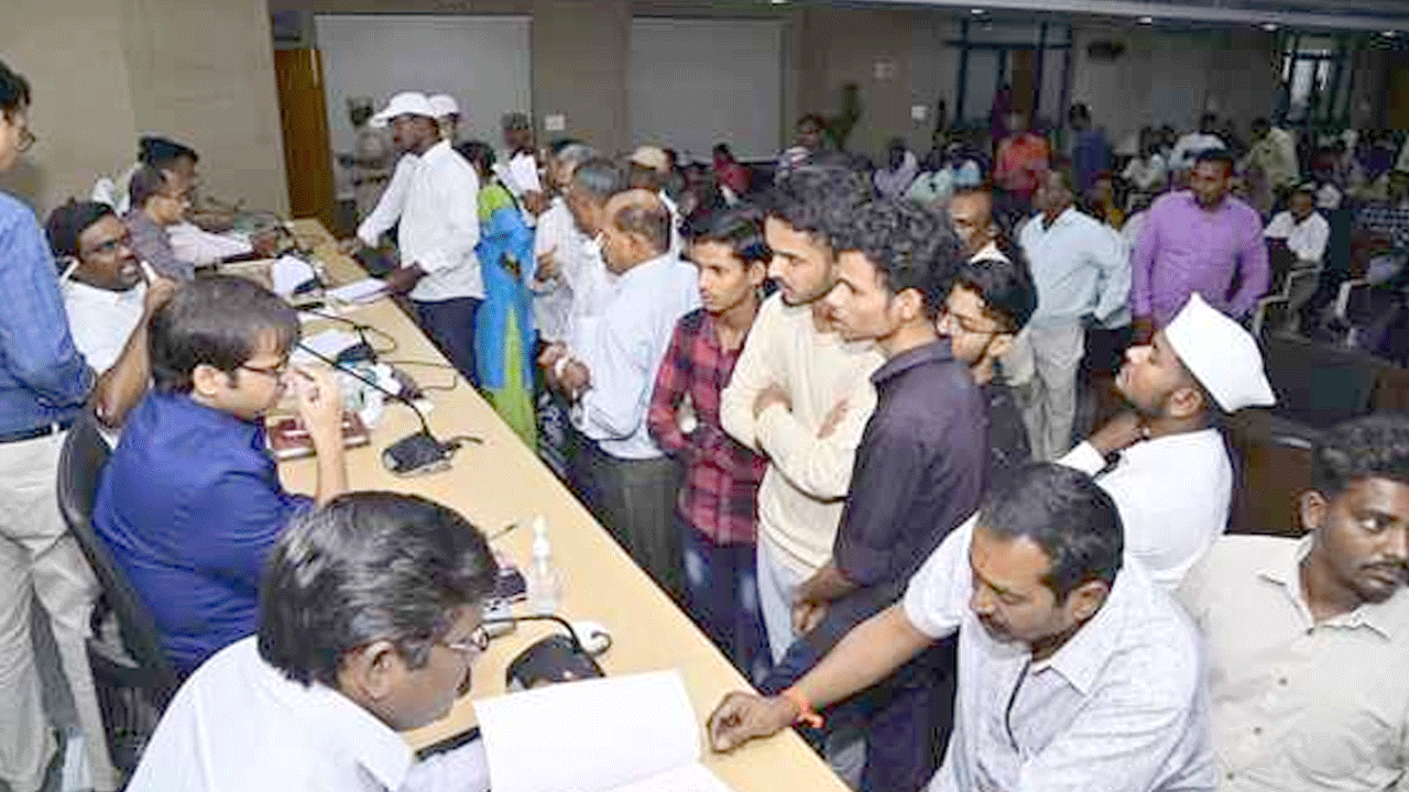 College issues | మైనార్టీ జూనియర్ కాలేజీ సమస్యలపై కలెక్టర్‌కు ఫిర్యాదు