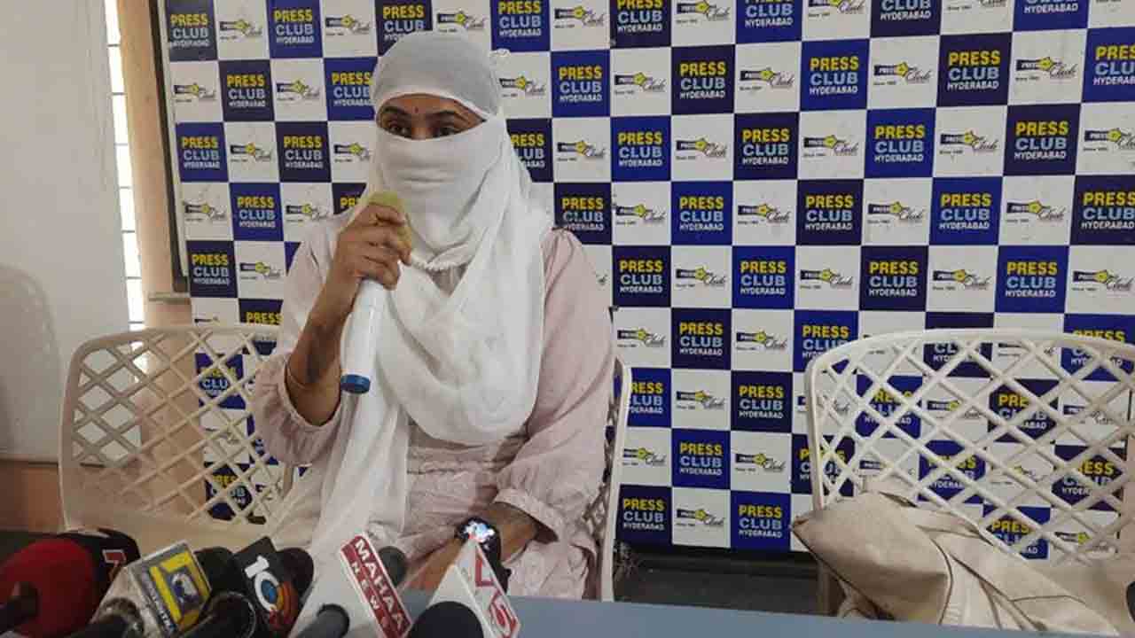 భార్యను ఒప్పించి పెండ్లి చేసుకుంటానని..