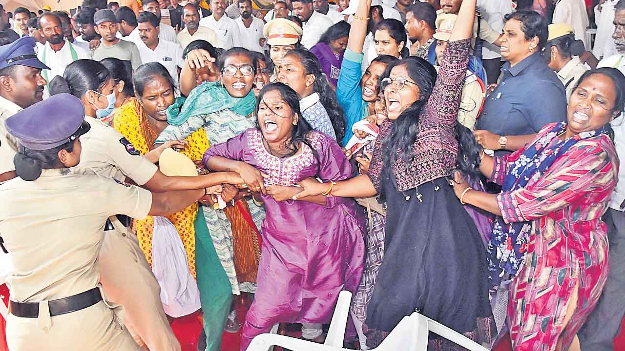 ఘన్‌పూర్‌లో సీఎంకు నిరసన సెగ..