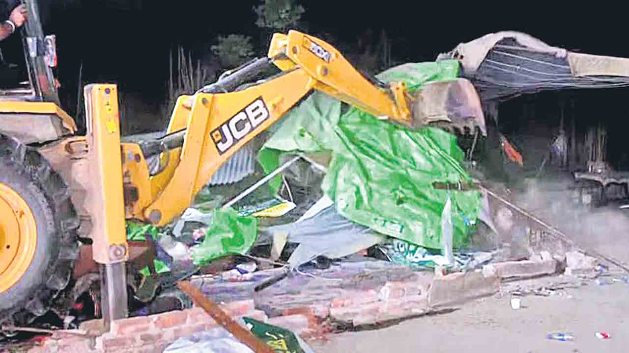 అన్నదాతలపై ఉక్కుపాదం