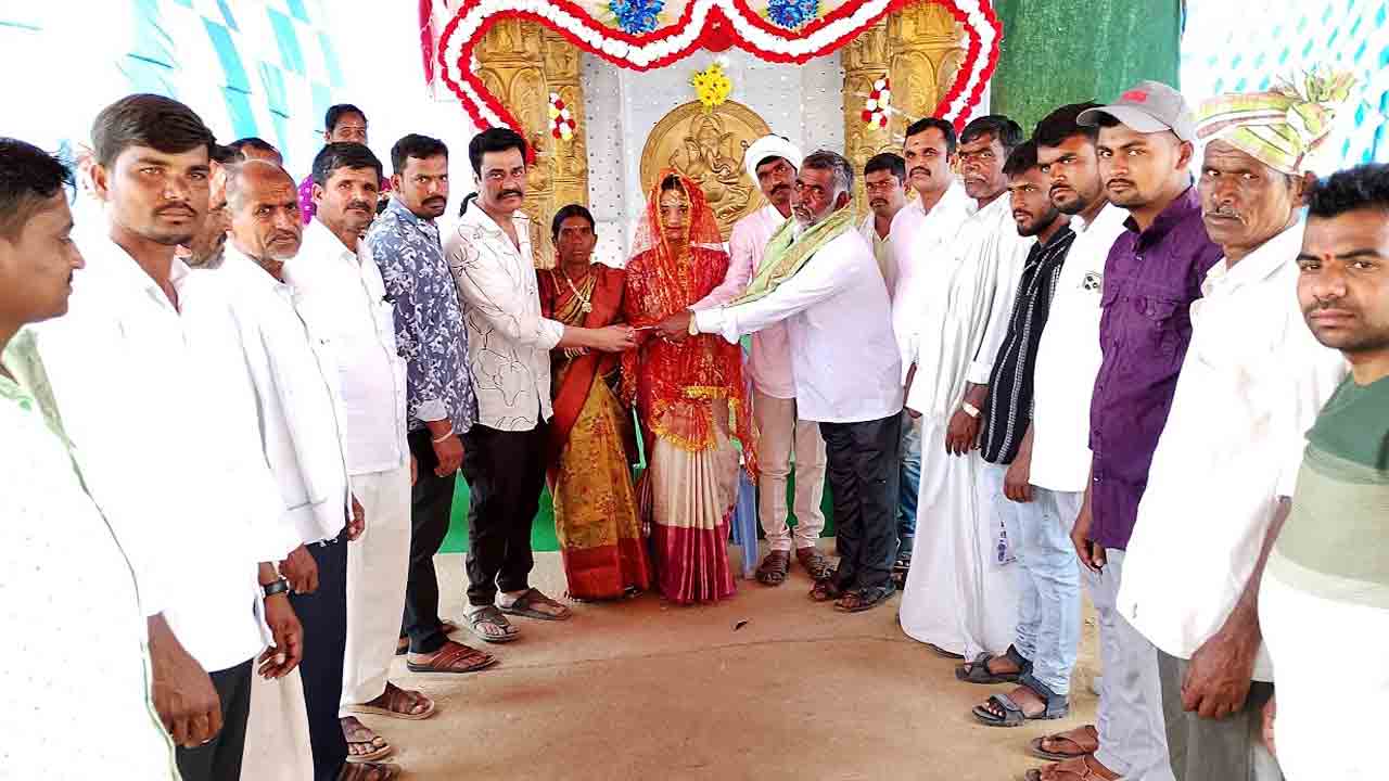 Pusthe Mettelu | వధువుకు పుస్తెమట్టెలు అందజేసిన లీలా గ్రూప్‌ చైర్మన్‌