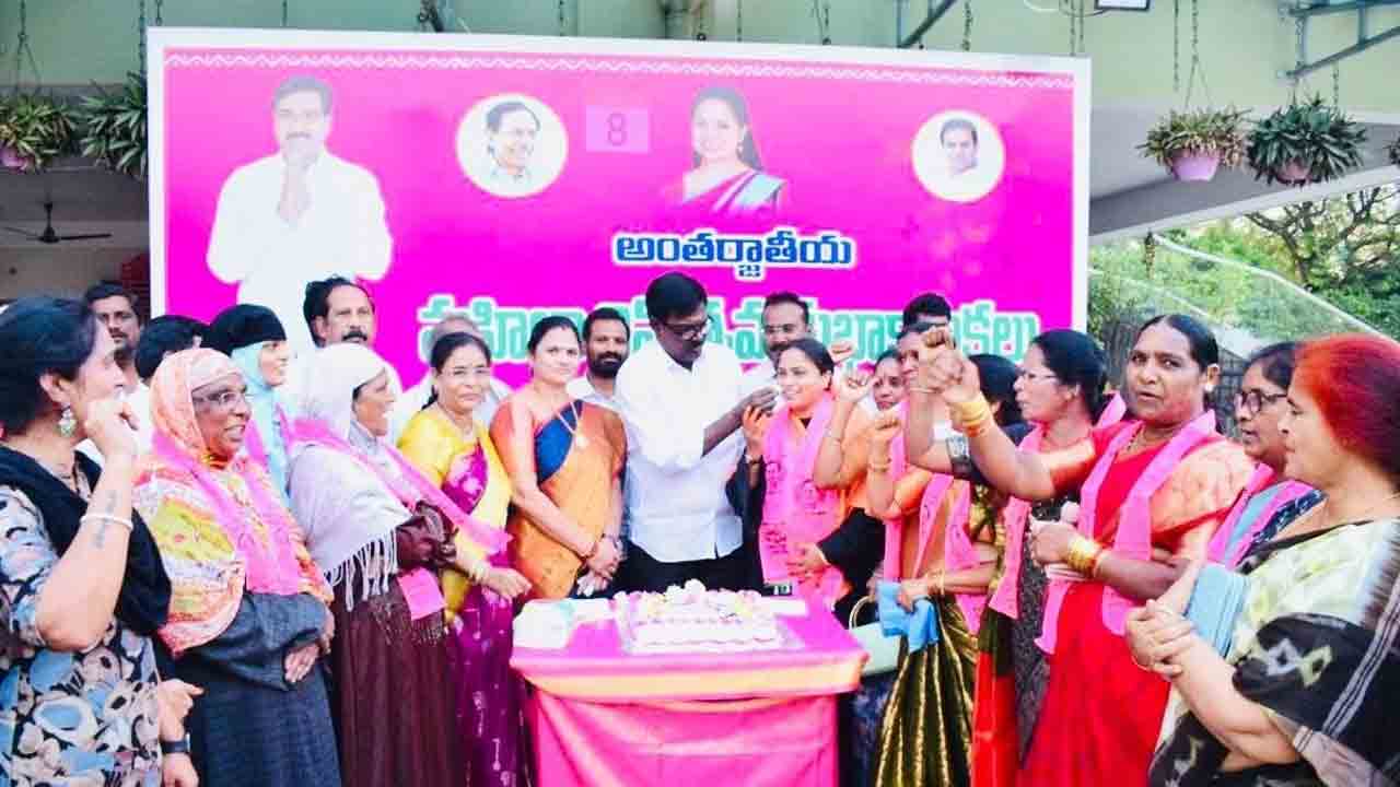 మహిళలు అన్నిరంగాల్లో ముందుండాలని మాజీ మంత్రి పువ్వాడ