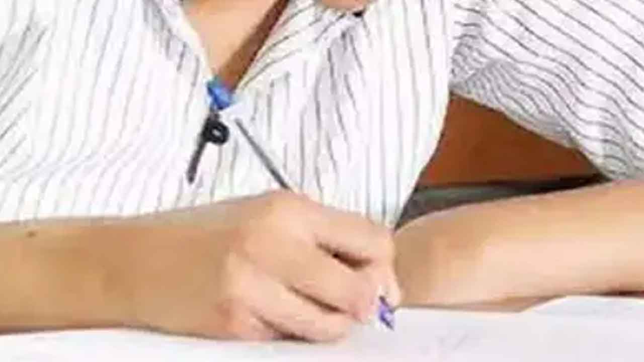 టెన్త్‌ ప్రశ్నపత్రాలపై క్యూఆర్‌ కోడ్‌