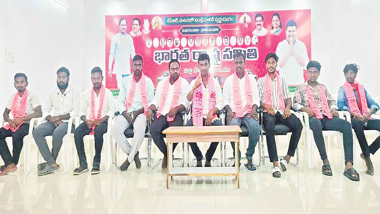 విద్యాశాఖ నిర్లక్ష్యంతోనే ప్రశ్నాపత్రాల లీకులు