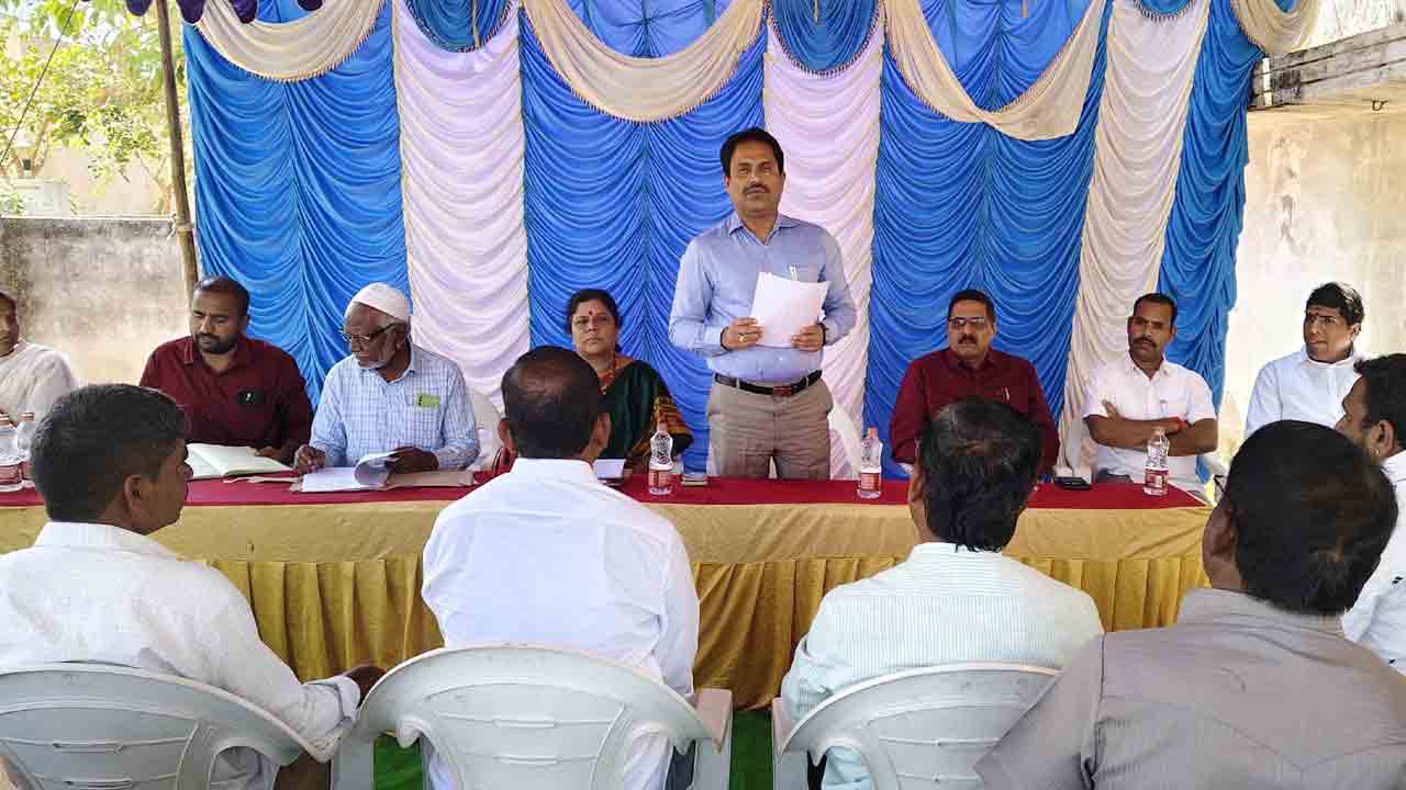 మాకే పరిహారం చెల్లించాలి